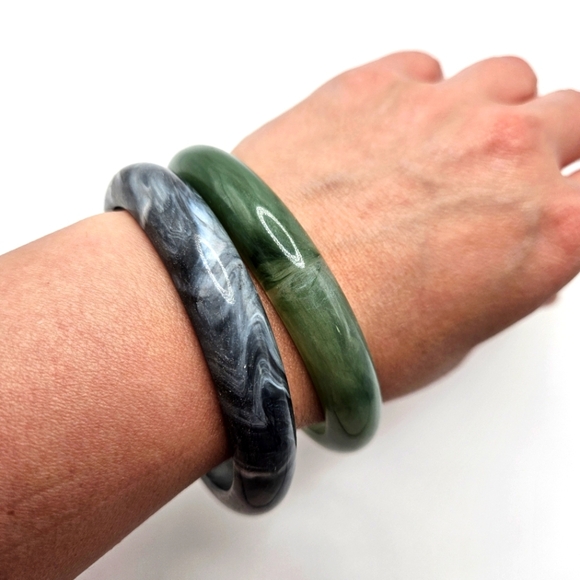 VINTAGE Green and Black Marbled Plastic Round Bangle Bracelet Set - Picture 4 of 5
